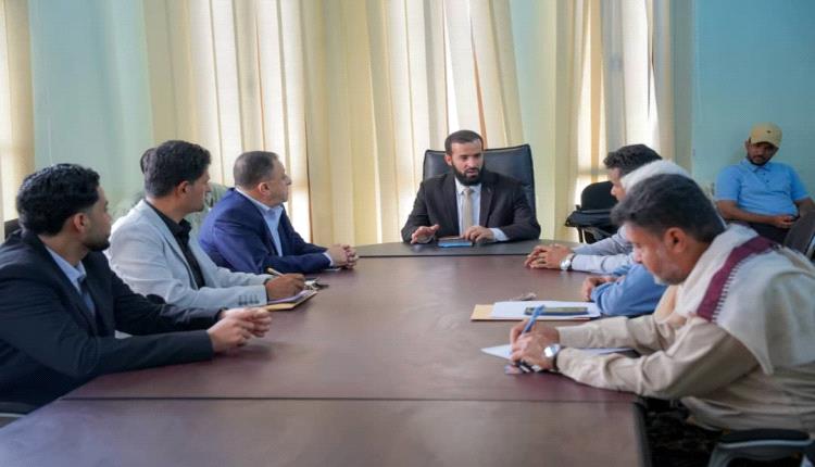 محافظ ابين خلال لقائه مدراء عموم مؤسستي  المياه والكهرباء يشدد على تحسين مستوى الخدمات .