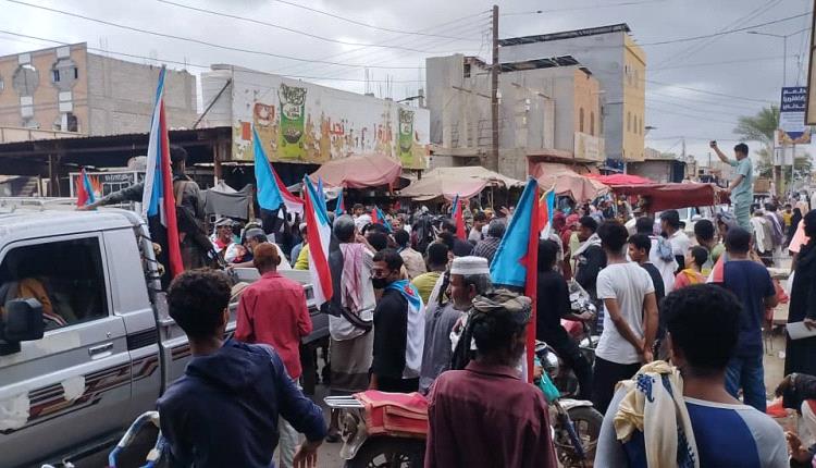 مسيرة حاشدة في خنفر تضامنًا مع أبناء حضرموت