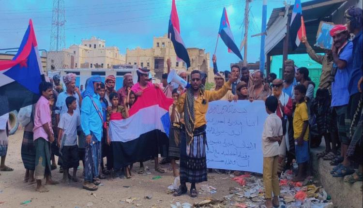 مسيرة ومهرجان خطابي في أحور تضامنًا مع أبناء حضرموت وتنديدًا بانتهاكات قوات الطوارئ