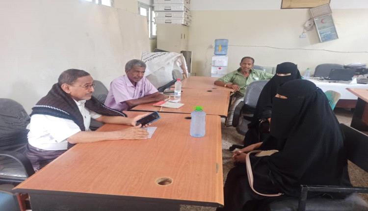 مديرة رياض الأطفال بتربية أبين تزور باتيس لبحث اعتماد روضة أطفال.