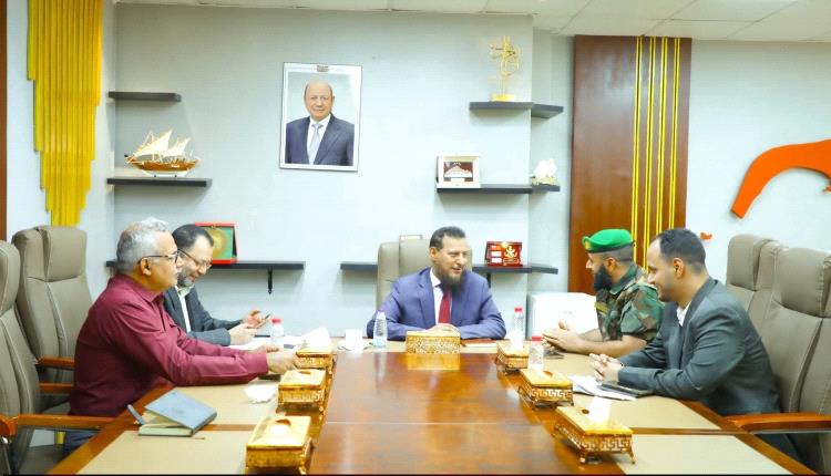 محافظ عدن يطلع على أداء وحدة حماية الأراضي بقيادة كمال الحالمي