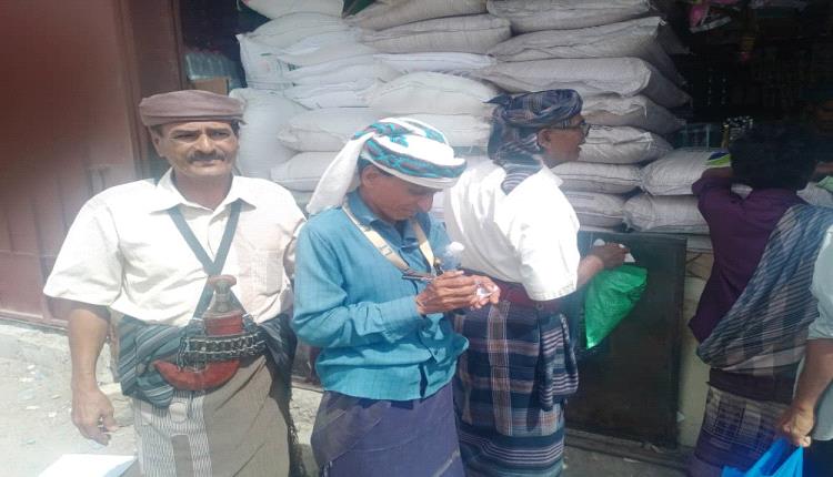 لجنة رقابية تنفذ نزولاً ميدانياً لضبط الأسعار والمخالفات التجارية بمديرية أحور