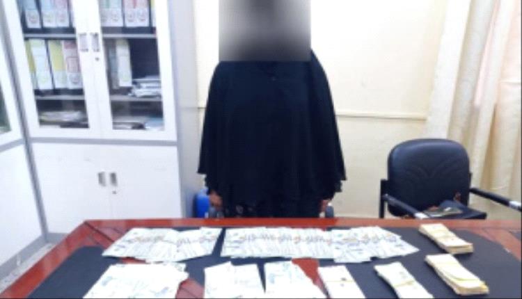 شرطة كريتر تضبط متهمة بسرقة مبالغ كبيرة وتستعيد معظم المسروقات