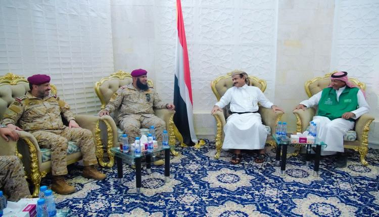 المحافظ بن الوزير يلتقي قائد قوات التحالف وفريق البرنامج السعودي ويشيد بدعم الأشقاء في المملكة
