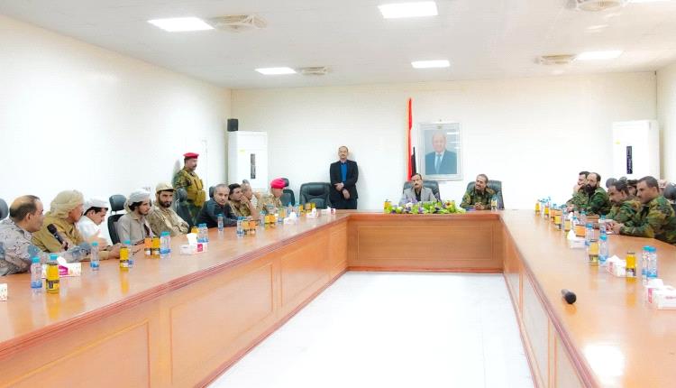 المحافظ بن الوزير يترأس اجتماعاً موسعاً لقيادة دفاع شبوة ويشيد بجاهزية قواتها وتضحيات أبطالها