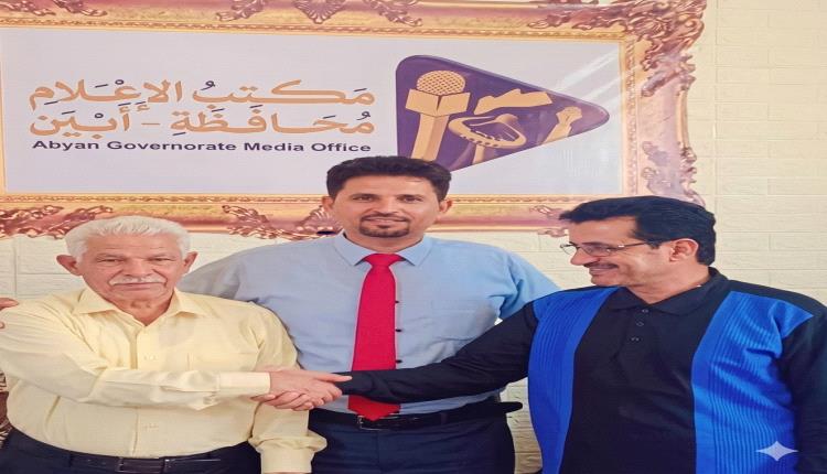 باعزب.. حكمة الكبار تُنهي خلاف الكهرباء والإعلام في أبين