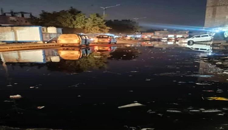 المجاري تغرق الشارع العام في الممدارة بمديرية الشيخ عثمان.. والأهالي يطلقون نداء استغاثة