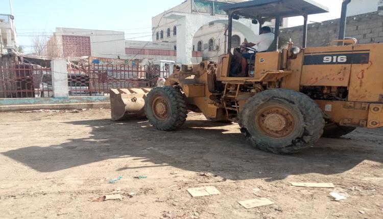 بجهود اليوسفي تذليل صعوبات حملة النظافة في الفرزة واستمرار العمل رغم تأخر إخلاء الأكشاك