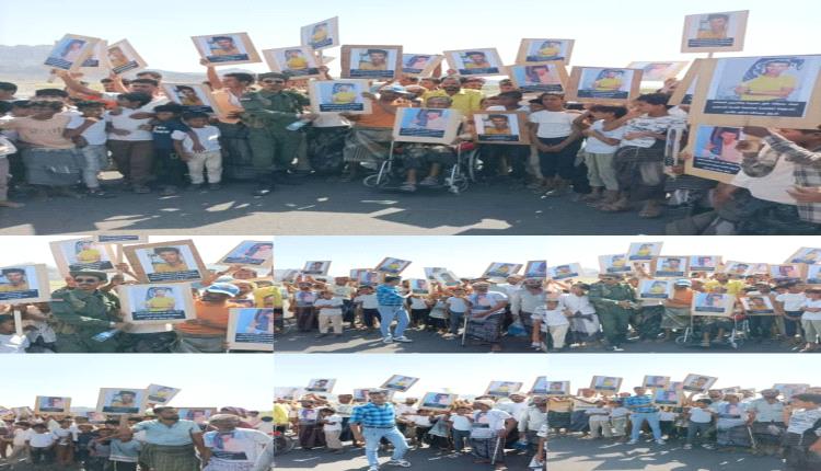 صيادون أهالي وأبناء منطقة خورعميرة الساحلية  ينفذون وقفه إحتجاجيه للإفراج عن ولدهم الصياد فاروق