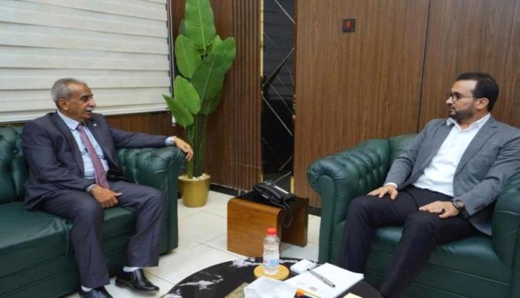 وزير الخدمة المدنية يلتقي رئيس جامعة أبين لمناقشة أوضاع الكادر الأكاديمي والإداري وملف التسويات