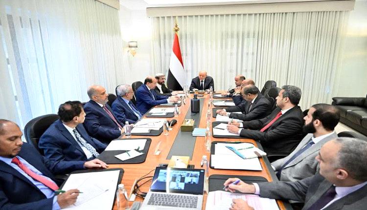 رئيس مجلس القيادة يعقد اجتماعا مصغرا للحكومة والسلطات المحلية