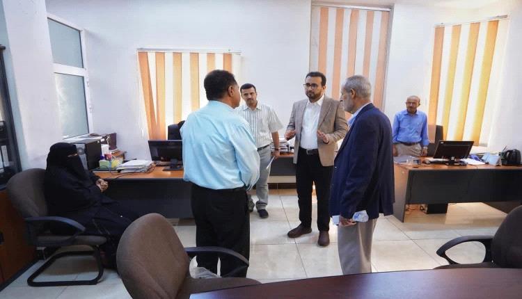 وزير الخدمة المدنية يزور مؤسسة التأمينات ويوجه بحزمة إصلاحات إدارية