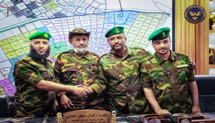 بحضور اللواء عبدالسلام الجمالي.. إجراء عملية الاستلام والتسليم بين قيادة وحدة حماية الأراضي السلف والخلف