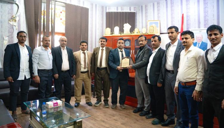 المحافظ بن الوزير يتسلّم درع الوفاء من طلاب الدراسات العليا بجامعة شبوة تقديراً لجهوده التنموية
