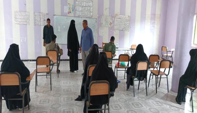 مدير عام التعليم الفني بأبين يتفقد سير الاختبارات الشهرية بالمعهد التقني الزراعي بجعار