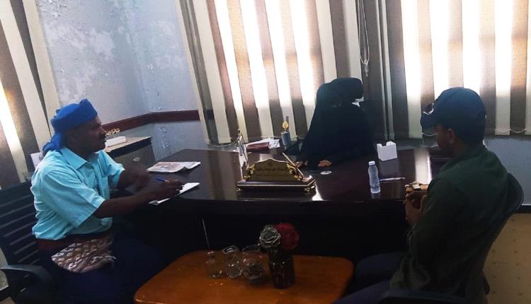 فريق الاستجابة السريعة بالغيضة يناقش مع مديرة مكتب التربية والتعليم بمديرية الغيضة برنامج التوعية حول مرض الحصبة .