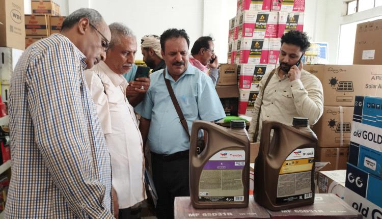 سلطة لحج تضبط وتغلق معملاً ضخماً لإنتاج زيوت السيارات المغشوشة في تبن