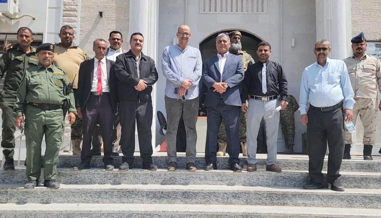 بحضور مدير عام المديرية أحمد الداؤودي..رئيس محكمة استئناف العاصمة عدن يتفقد سير العمل في المجمع القضائي بالمنصورة