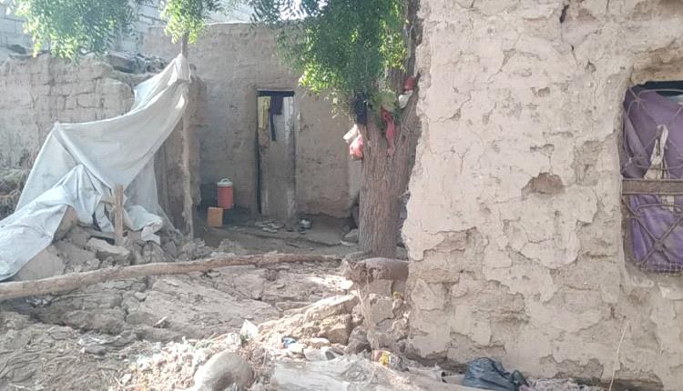 سقوط منزل طيني لأحد المواطنين بمنطقة المخزن مديرية خنفر