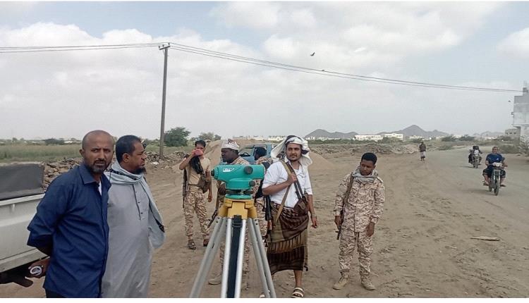 مدير عام خنفر "اليوسفي "يتفقد أعمال صيانة شبكتي المياه والصرف الصحي في الخط الدائري بجعار