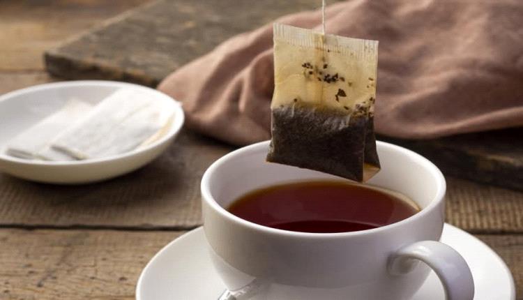 دراسات تحذّر: أكياس الشاي قد تطلق مليارات الجسيمات البلاستيكية الدقيقة في الكوب الواحد