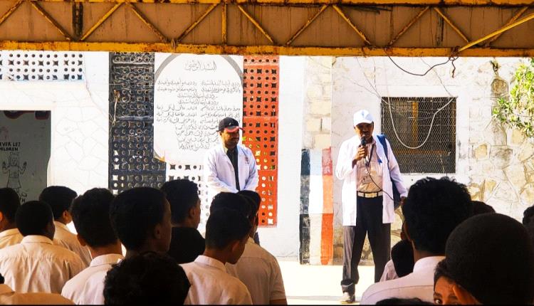 فريق الاستجابة السريعة بالغيضة يدشن نشاط التوعية الصحية حول مرض الحصبة بمدارس مديرية الغيضة .