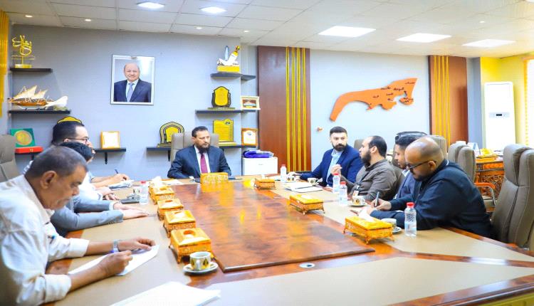 المحافظ عبدالرحمن شيخ يبحث مع نائب مدير منظمة “كير العالمية” آليات تعزيز تدخلاتها في العاصمة عدن