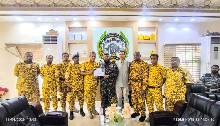 بن عفيف يكرم حراسة البنك المركزي لدورهم بالقبض على قاتل الشاب زكريا