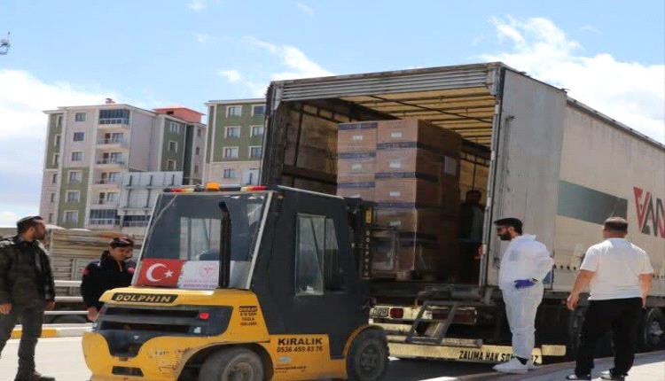 تركيا ترسل قافلة مساعدات طبية جديدة إلى إيران عبر معبر جوربولاك الحدودي