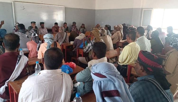 مدير عام أمن أبين يترأس اجتماعًا أمنيًا وقبليًا في أحور لمواجهة تهريب المهاجرين