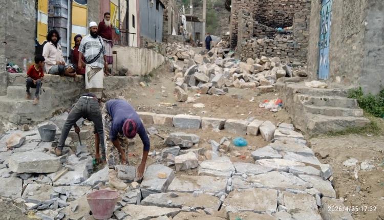 بدء العمل بمشروع رصف الطريق الرئيسي في رخمة بيافع بجهود ودعم أهلي