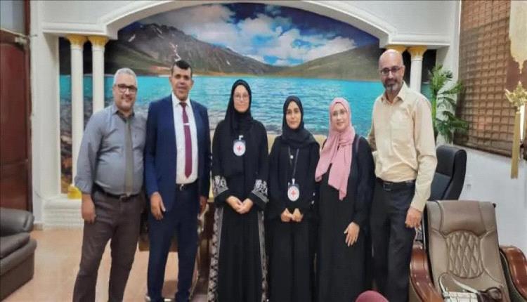 كلية طب الأسنان بجامعة عدن تبحث تعزيز التعاون مع الصليب الأحمر