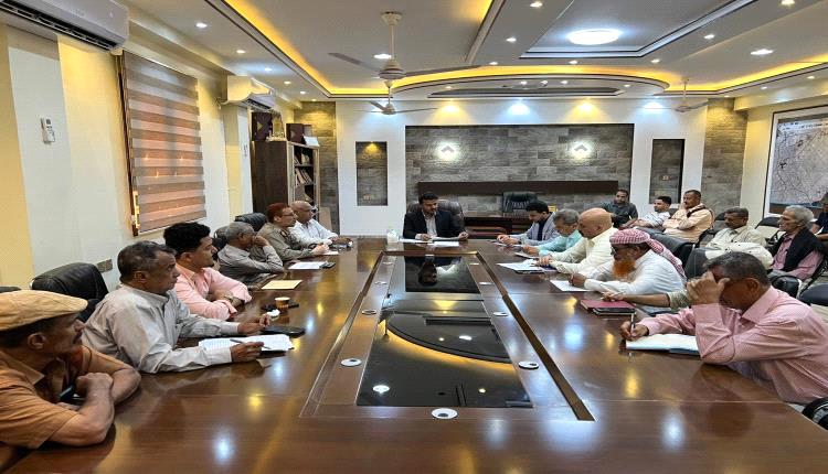 مدير عام مديرية الشيخ عثمان يقر حزمة إجراءات لتعزيز الإيرادات وتحسين الخدمات