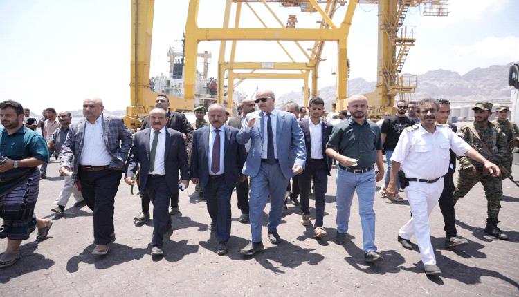 برعاية رئيس الوزراء.. العمري وأمزربة يضعان حجر أساس المرحلة الثانية لتطوير مداخل ميناء عدن