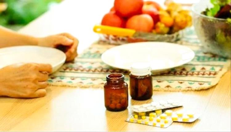 خبراء يحذرون من تداخل الغذاء مع الأدوية وتأثيره على فعاليتها