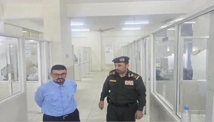 فرع خور مكسر يبدأ تنفيذ توجيهات مصلحة الهجرة والجوازات بتخصيص نافذة لكبار السن وذوي الاحتياجات الخاصة