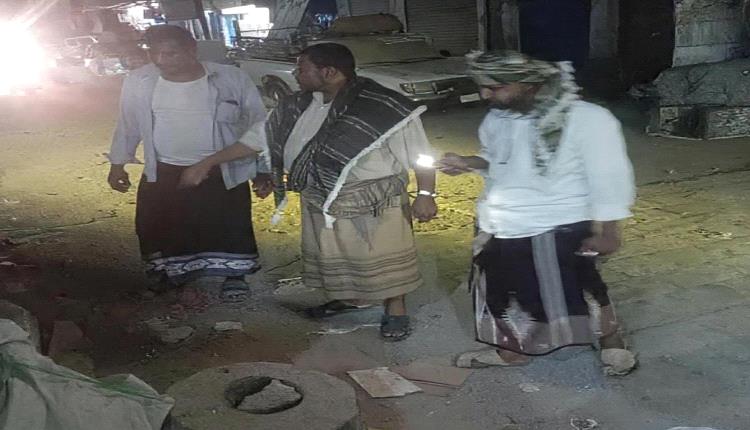 بدعم السلطة المحلية  خنفر ..استمرار العمل في مشروع شبكات متنفسة للصرف الصحي بمدينة جعار بعدد من حارات المدينة