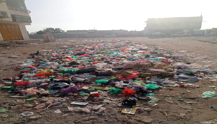 أهالي مدينة السلام في لحج يناشدون السلطات التدخل العاجل لمعالجة تراكم القمامة