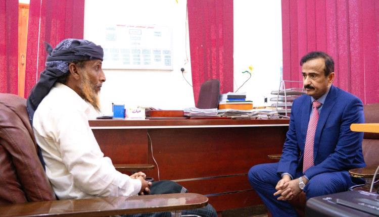 المحافظ بن الوزير يلتقي حسين العظمي والد الشابين الغريقين ويؤكد الوقوف إلى جانب أسرته.