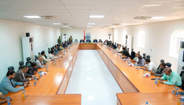 برئاسة المحافظ بن الوزير.. المكتب التنفيذي بشبوة يعقد دورته الاعتيادية ويقف أمام تقارير الأداء المالي والخدمي