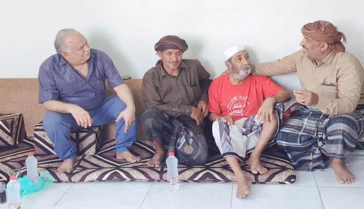 ​رئيس انتقالي سرار يطمئن على صحة رائد التعليم التربوي محمد الفقيه في العاصمة عدن