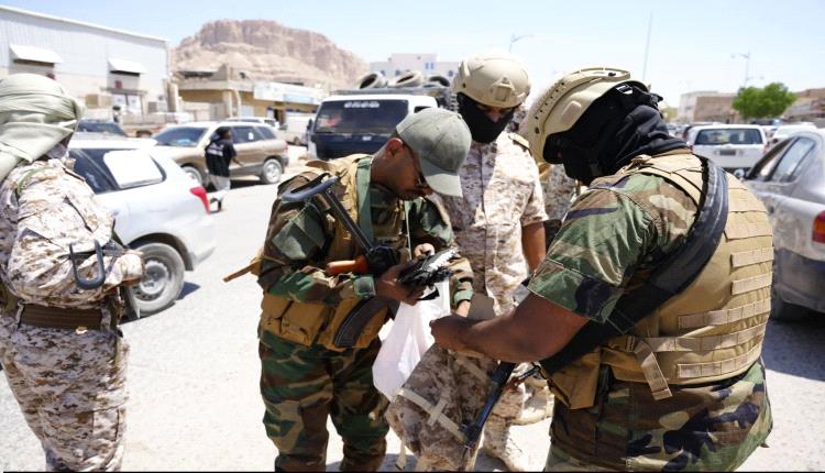 بتوجيهات قائد المنطقة العسكرية الأولى.. قوات درع الوطن تواصل حملة منع حمل السلاح في وادي حضرموت.