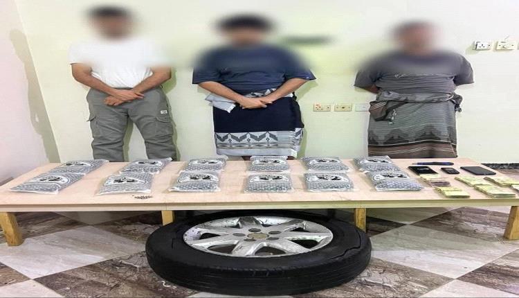 إدارة مكافحة المخدرات في عدن بعملية نوعية حازمة تطيح بثلاثة متهمين بحوزتهم 12 كيلو حشيش مخدر بمنطقة بئر فضل