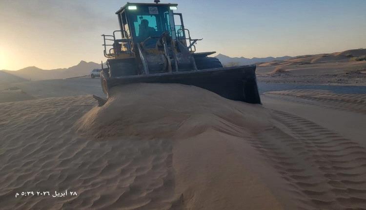 بدء أعمال إزاحة الرمال في طريق بيحان – عسيلان – عتق لتعزيز انسيابية الحركة المرورية بشبوة