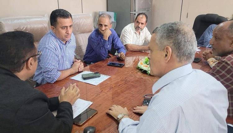 الداؤودي" يناقش تركيب تيار ساخن للشوارع الرئيسية ومحطة الضخ وتحسين الشبكة الكهربائية بالبريقة