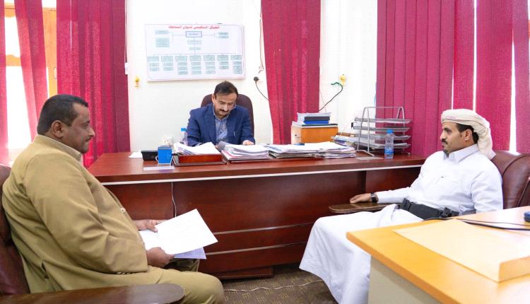 المحافظ بن الوزير يوجّه بإعداد دراسات لإنشاء مستشفى ريفي بخورة ومدرسة 12 فصلاً لمنطقة واسط.