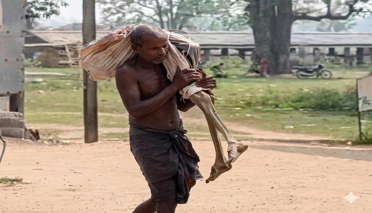 هندي يحمل رفات شقيقته إلى بنك للمطالبة بوديعتها ويصدم الرأي العام "فيديو وصور"