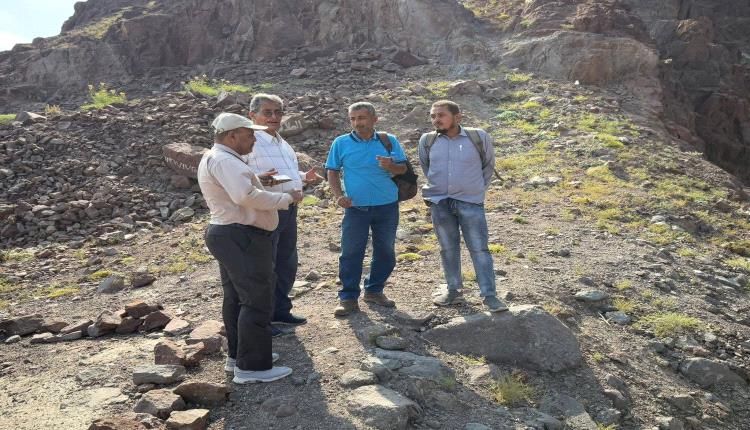 استعدادات لإنشاء مصدات للسيول في جبل شمسان بالمعلا