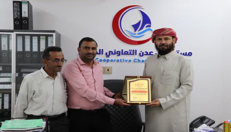 السلطة المحلية بيافع سرار تكرّم هيئة الخليج وعدن للتنمية تقديراً لجهودها الإنسانية في المديرية