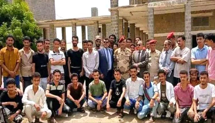 قائد اللواء الأول مشاة يسلّم معسكر بدر بعد اعتماد مستحقات نحو 400 طالب